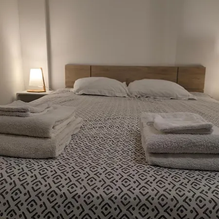 Charming House:comfort, Queen Size Bed, Work Area